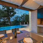 Lanka - Large Infinity Pool *