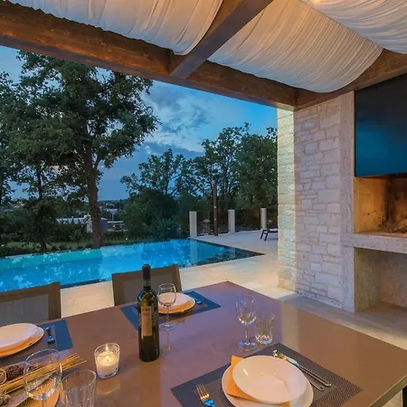 Lanka - Large Infinity Pool *
