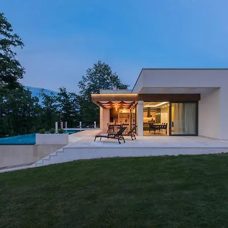 Lanka - Large Infinity Pool Vila