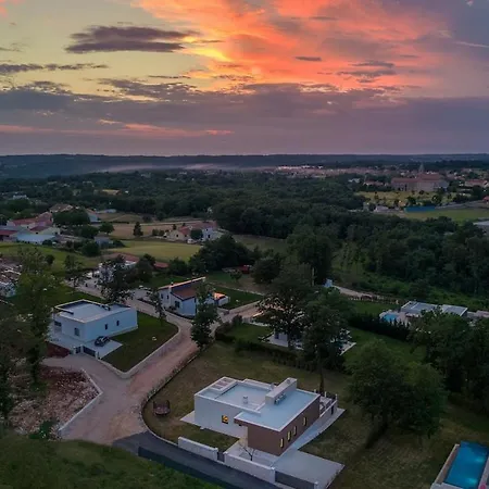 Lanka - Large Infinity Pool