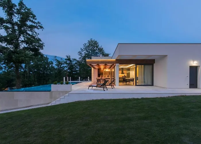 Lanka - Large Infinity Pool Vila