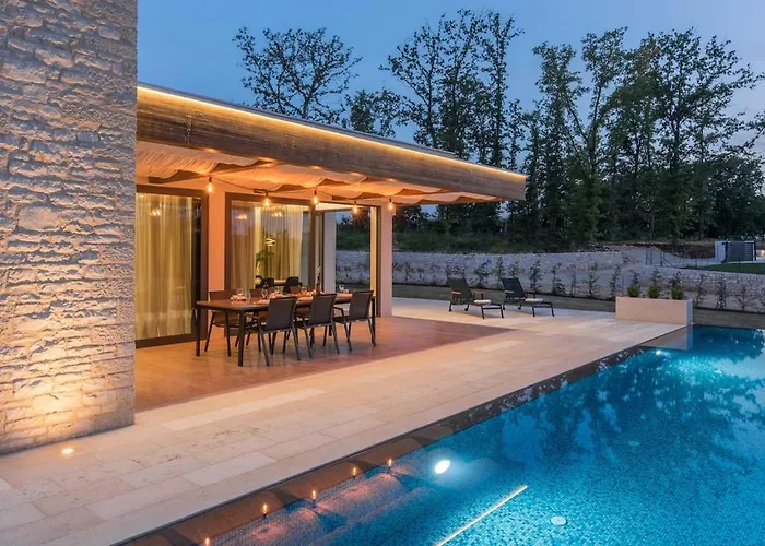 Lanka - Large Infinity Pool *