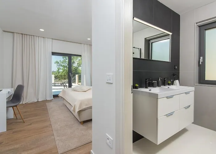 Lanka - Large Infinity Pool *