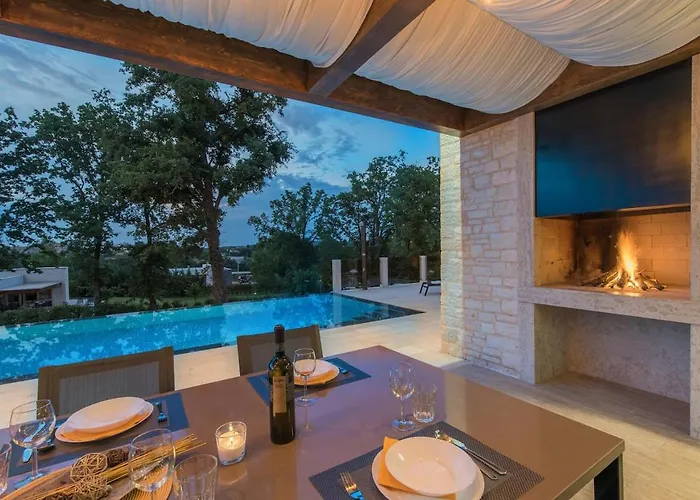 Lanka - Large Infinity Pool *