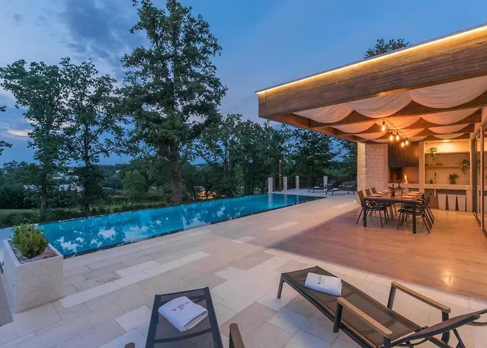 Lanka - Large Infinity Pool Vila